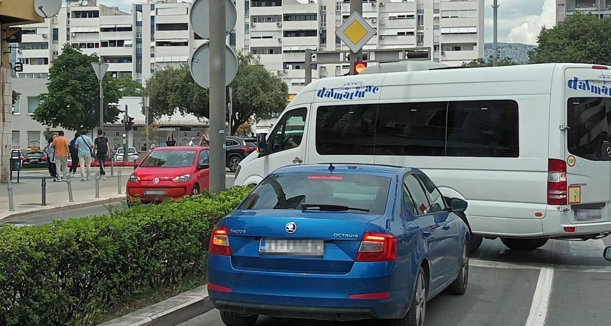 VOZAČI U ŠOKU Hladnokrvno preko pješačkoga mijenjao smjer