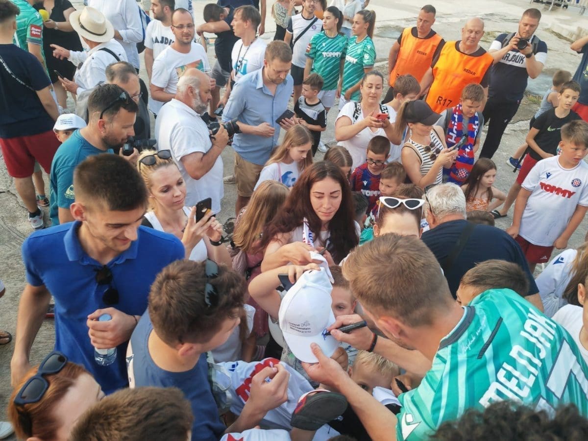 BILO LUDILO U GUSARA Predstavljen novi dres Hajduka, privukao je mnoge u Spinut