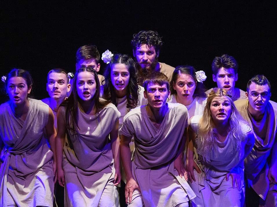 „Antigona“ Glumačkog studija PlayDrame – izvedba s velikim poštovanjem prema klasiku, angažiranom glumom i sjajnim stilom