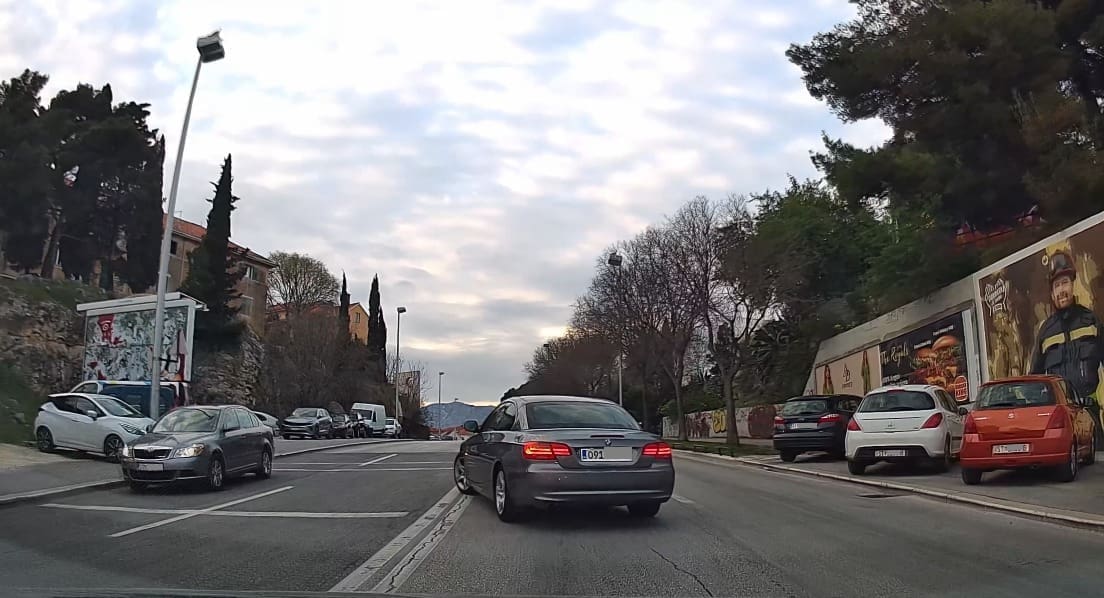'DAO JE ŽMIGAVAC' Neodgovorni vozač BMW-a u Splitu skrenuo preko dvije pune crte: 'Marka vozila...Nema mjesta čuđenju'