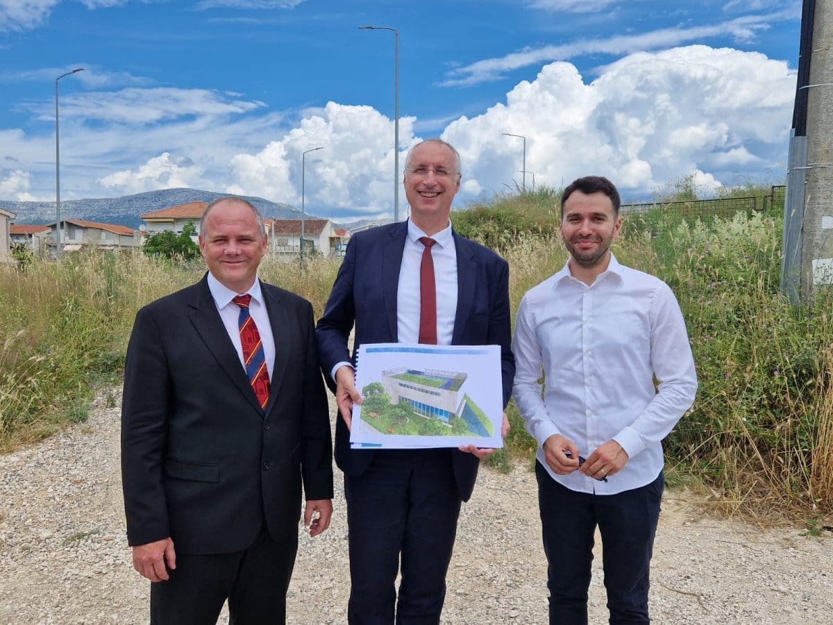 NA ISTOKU GRADA NIKNUT ĆE BAZEN Projekt vrijedan 10 milijuna kuna dodatan je poziv mladim obiteljima: "Mi smo kvart koji je poželjan za život"