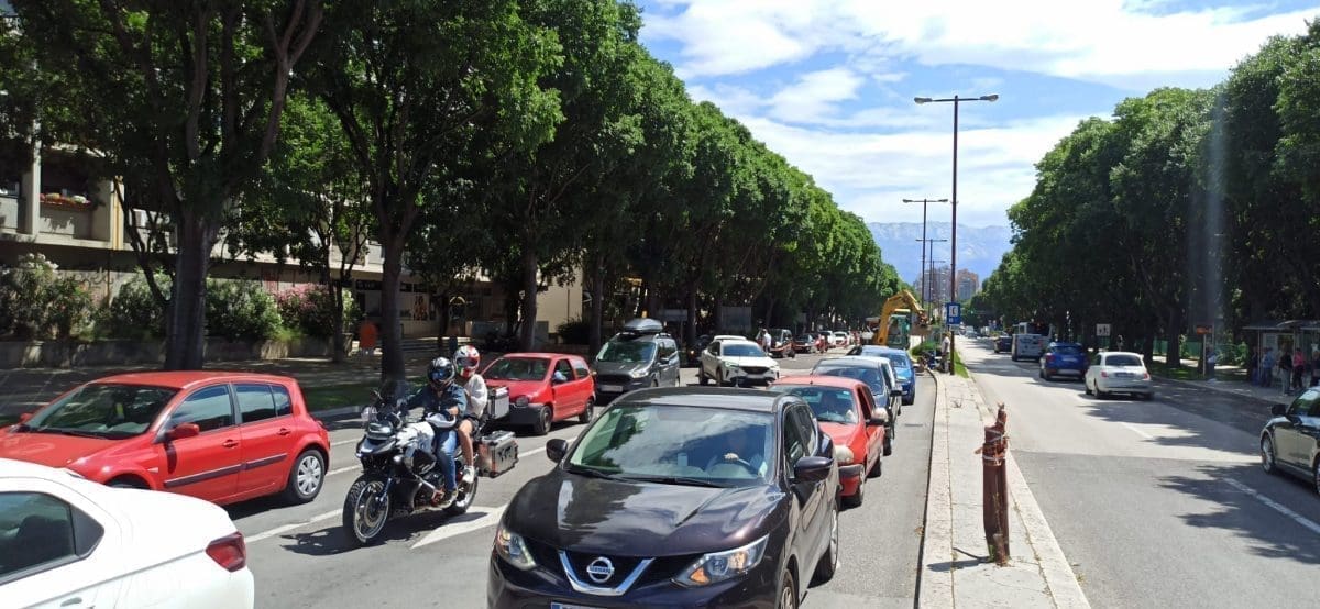 BOLJE DA IDETE OKOLO Poljička u smjeru grada zakrčena, vozači mogu samo jednom trakom. Radovi traju danima
