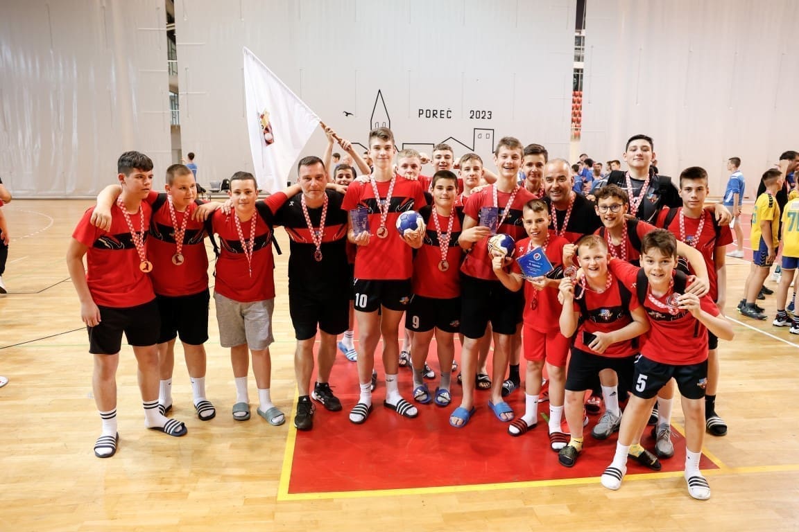 NAKON ZAVRŠNICE PRVENSTVA HRVATSKE Mladi rukometaši RK Dugopolje imali doček za pamćenje