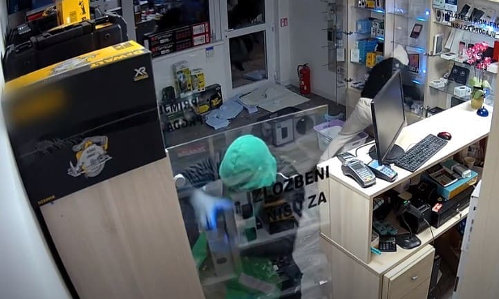 SNIMKA VELIKE PLJAČKE Šestorka u 120 sekundi pokrala najskuplje proizvode: 'Došli su BMW-om rađenim za britansko tržište'