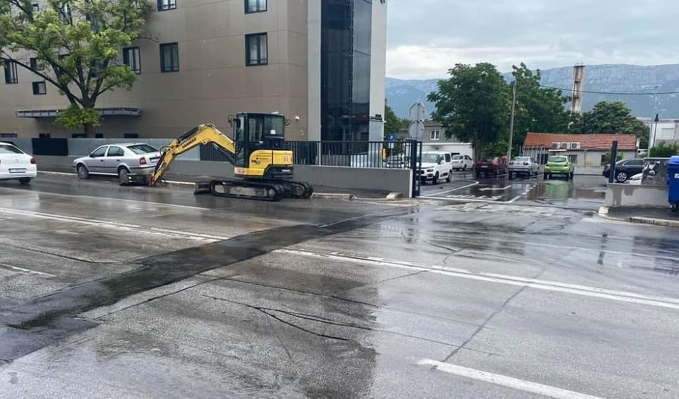 NAŠA POSLA Nedavno postavljen novi asfalt u splitskoj ulici - već je 'propao'!