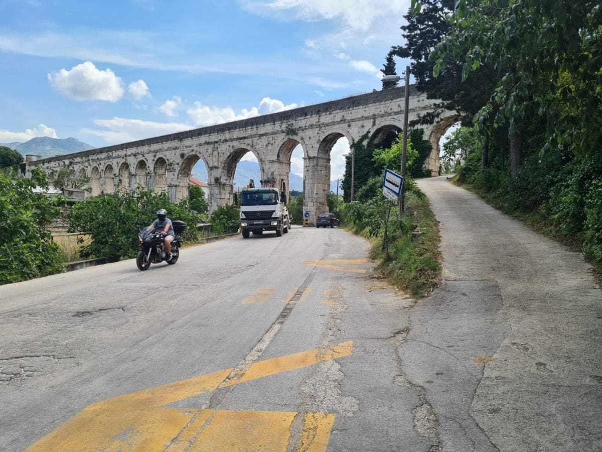 stajaliste bus put mostina ucenici