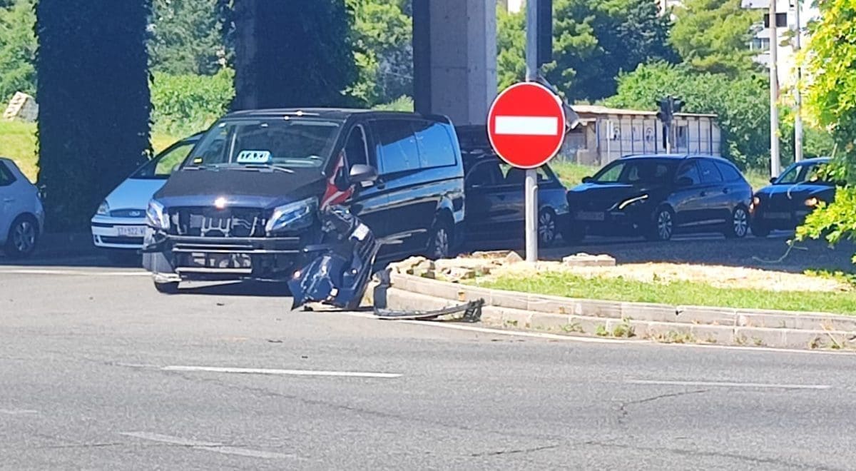 SUDAR NA ULAZU U SPLIT Dojurila hitna, jedna osoba prevezan u KBC Split. Sudarili se taksi vozilo i auto s prikolicom