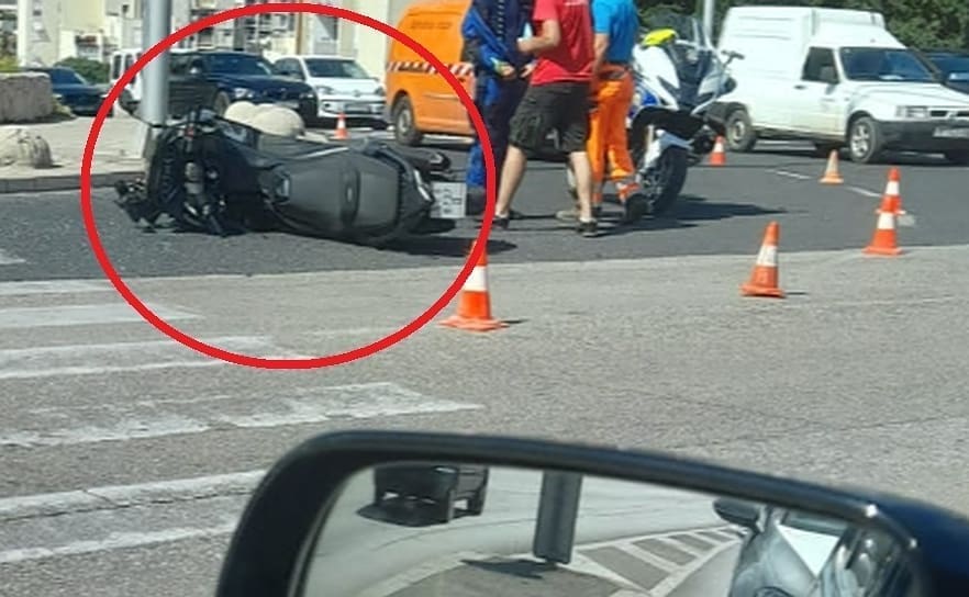 OBOREN MOTOCIKLIST U VELEBITSKOJ ULICI Hitna i policija na terenu, stvaraju se manje gužve