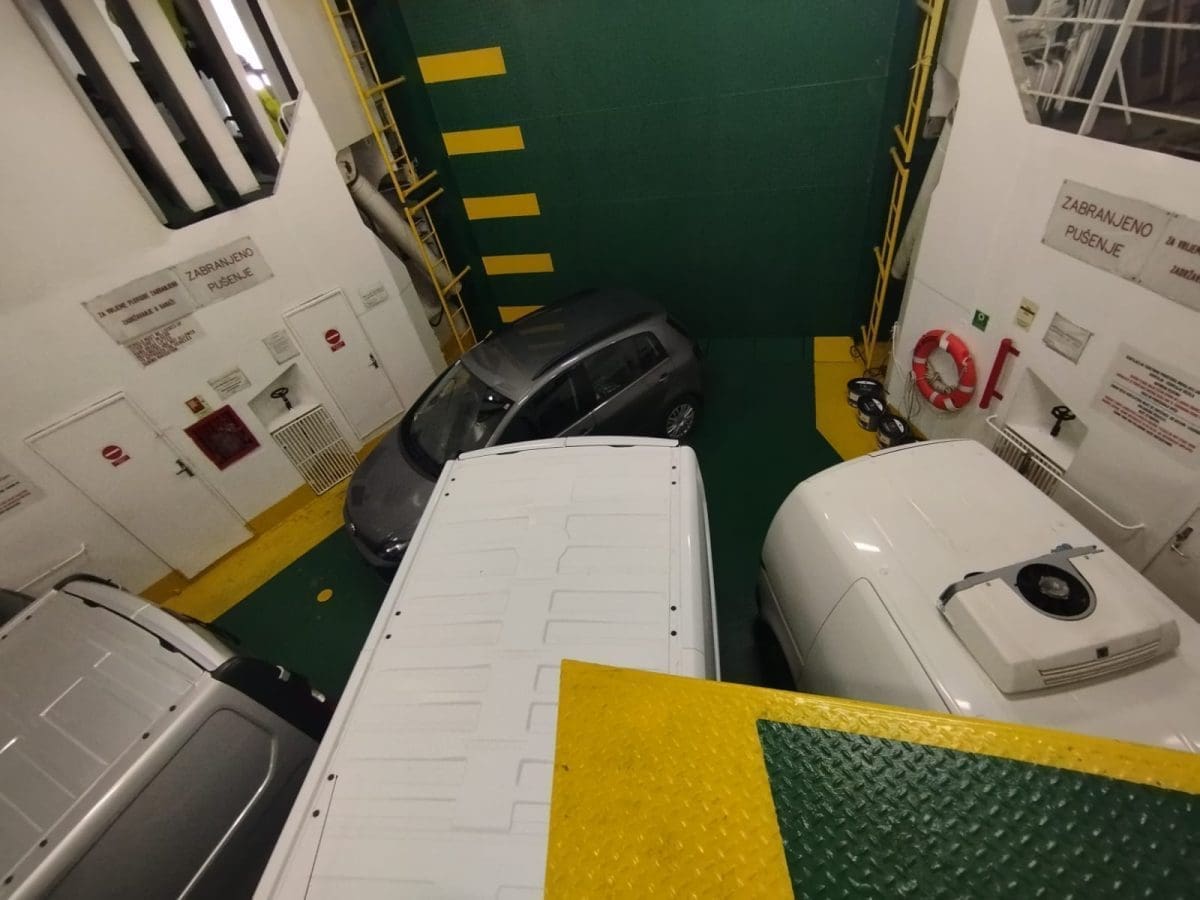 OVA SEZONA OBARA SVE REKORDE? U Trajektnoj luci Split ovih dana vladaju ogromne gužve, bilo je i izvanrednih trajekata