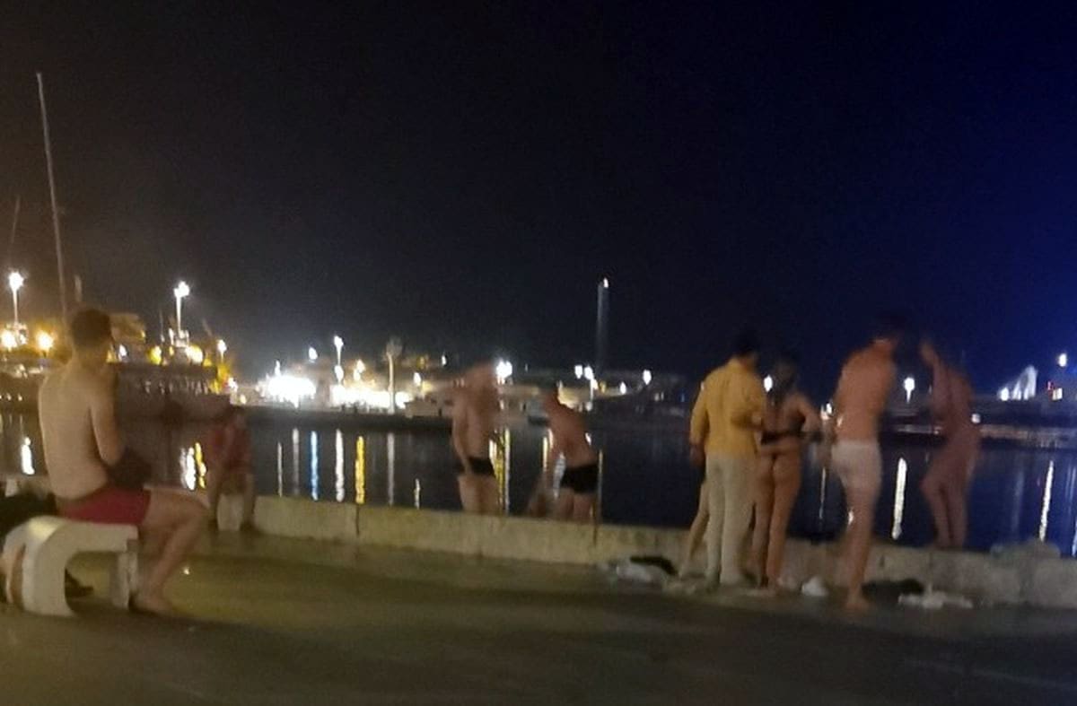 NOĆNO KUPANJE NA RIVI Grupa turista svoju sezonu otvorila je noćnim skokom u more sa splitske Rive, građani zgroženi: Gdje su redari?