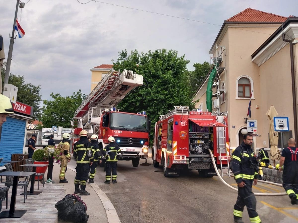 POZNATU SOLINSKU ZGRADU ZAHVATILA VATRA Dio grada blokirala policija: "Dragi sugrađani, ako su vas rano jutros probudile vatrogasne sirene, imali smo požar..."