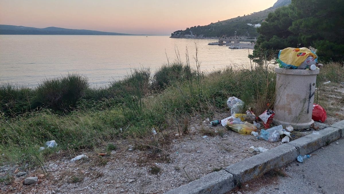 PREDSTAVLJAMO SKRIVENE, NETAKNUTE PLAŽE LOKVE ROGOZNICE Jedinstveni koncept mora i borova uz odmorište Jadranske magistrale mami brojne turiste, umorne vozače