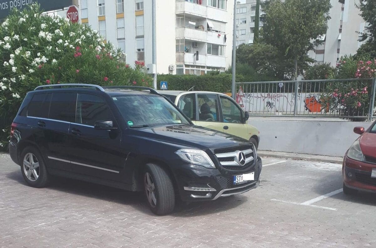 VJEROVALI ILI NE Je li moguće da se ovaj vozač Mercedesa stvarno ovako parkirao?