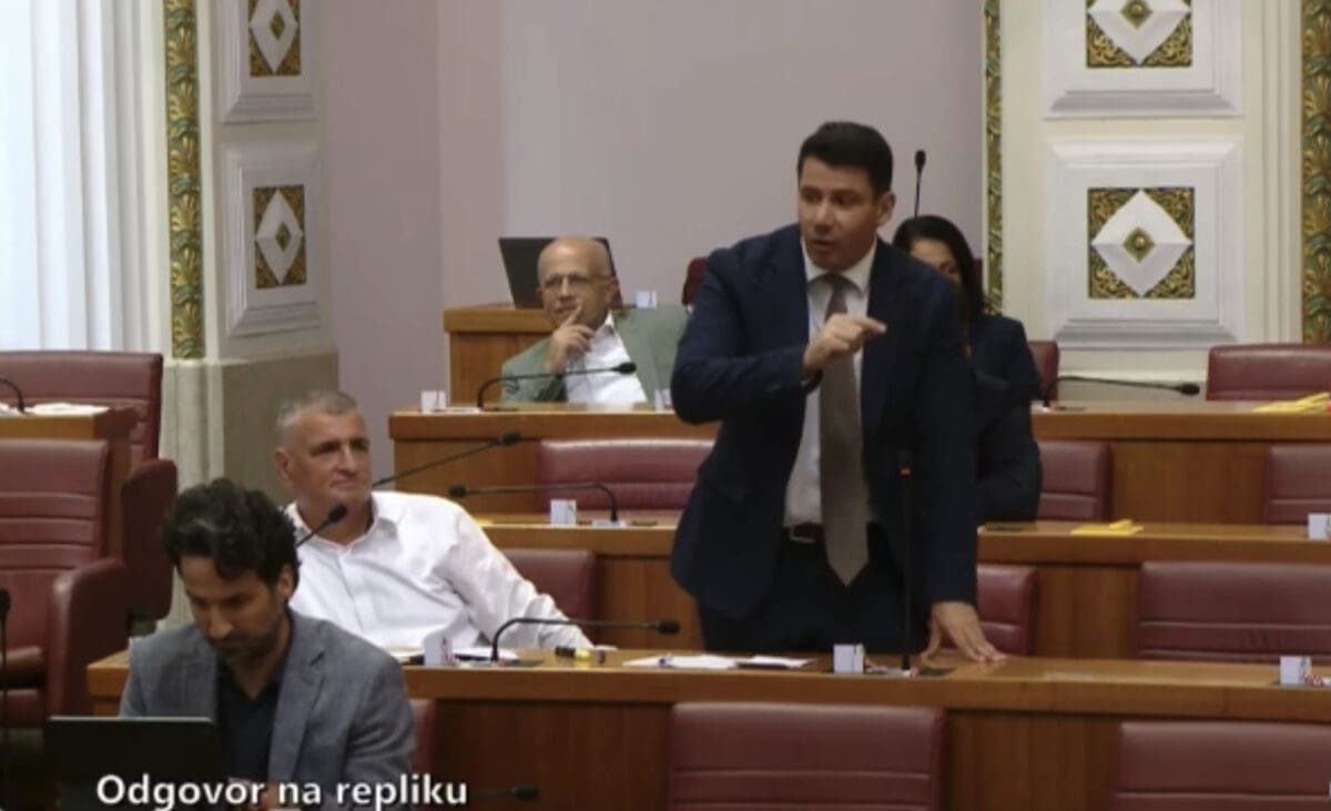PRIOPĆENJE HDZ-a SINJ O KOMENTARIMA NIKOLE GRMOJE U SABORU Predsjednik Igor Vidalina: "Grmoja vrijeđa građane Sinja!"