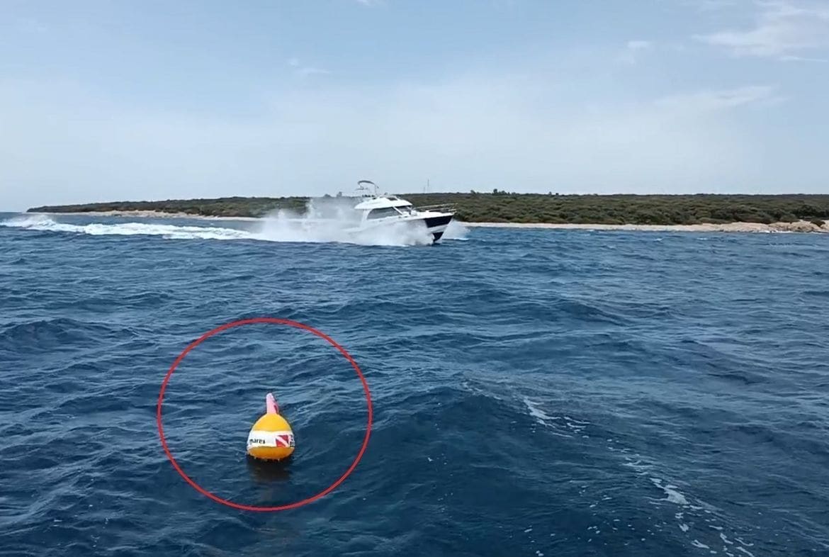 DIVLJANJE NA MORU Projurio glisirajući tik uz ronilačku bovu: "Glava nam je u torbi"