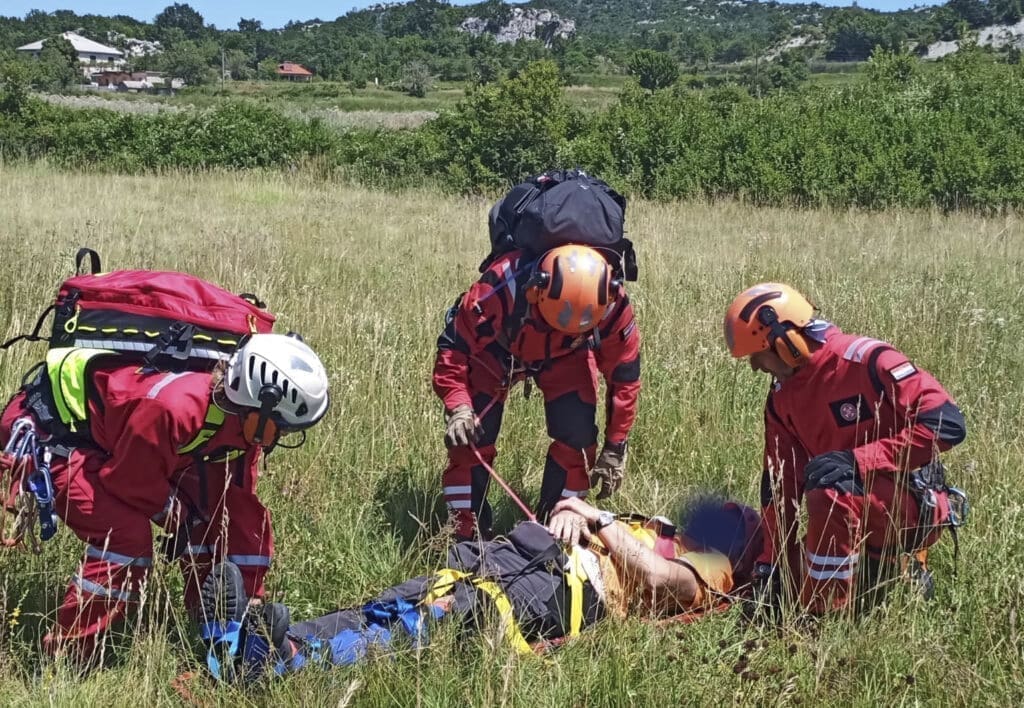 NESREĆA NA MOSORU Akcija HGSS-a: Planinar pao i zadobio ozljede, helikopterom prebačen na hitnu