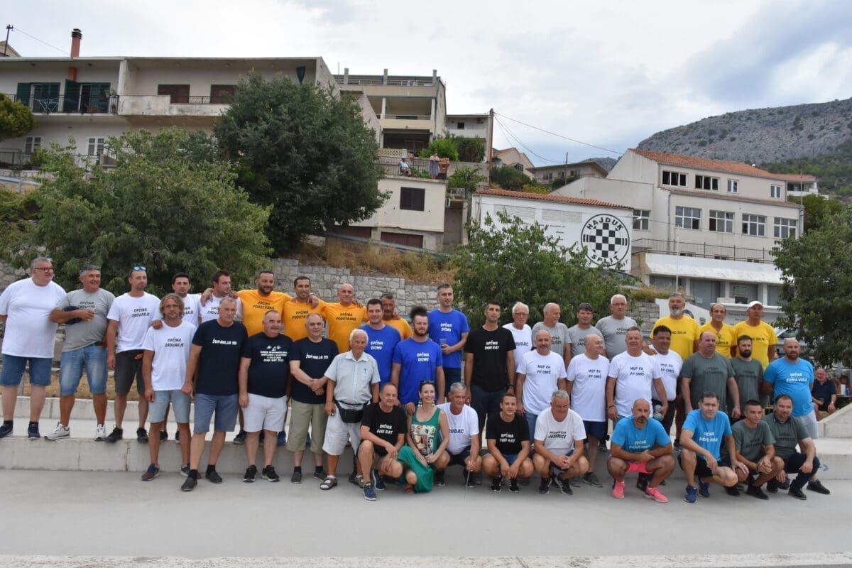 5. TURNIR U BALOTAMA Provjerite kako izgledaju političari kad se malo opuste i zaigraju tradicionalnu igru