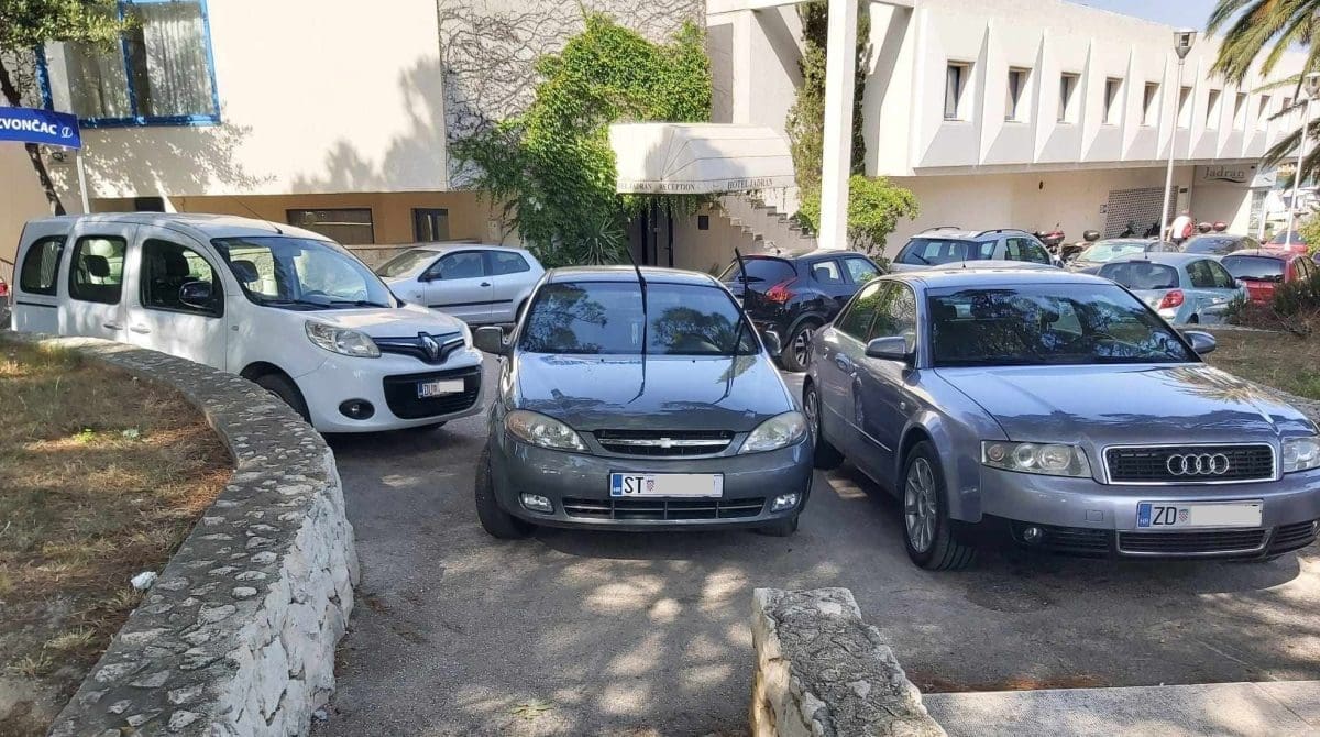 BAHATIJE NE MOŽE 'Lumeni' blokiran prolaz u park majkama s kolicima i osobama s invaliditetom: 'Ništa čudno kad vidiš koji je grad u pitanju'