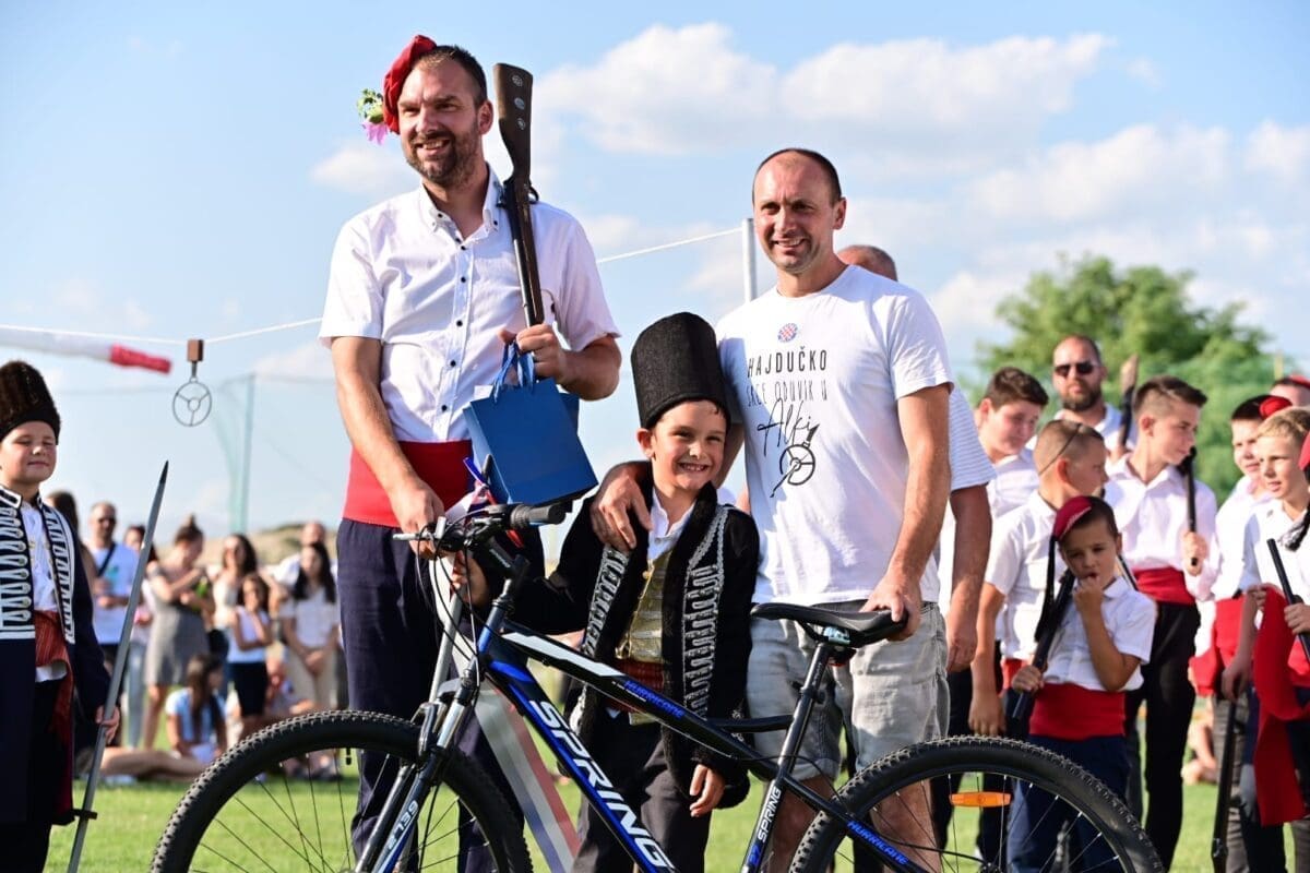 TRADICIJA SE NASTAVILA Veselo, ali i napeto bilo je u Brnazama. No, mnogi su i omastili brk, evo fotografija