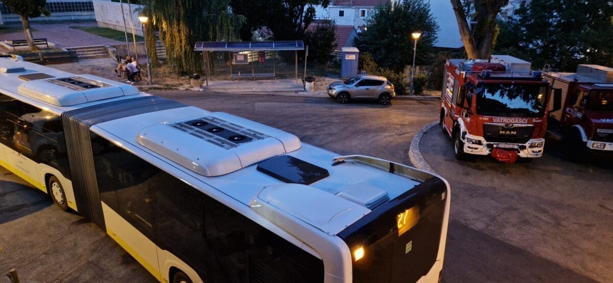 DRAMA U ŽRNOVNICI Zbog nepropisno parkiranog auta, bus ne može krenuti. Već dva sata čeka na policiju