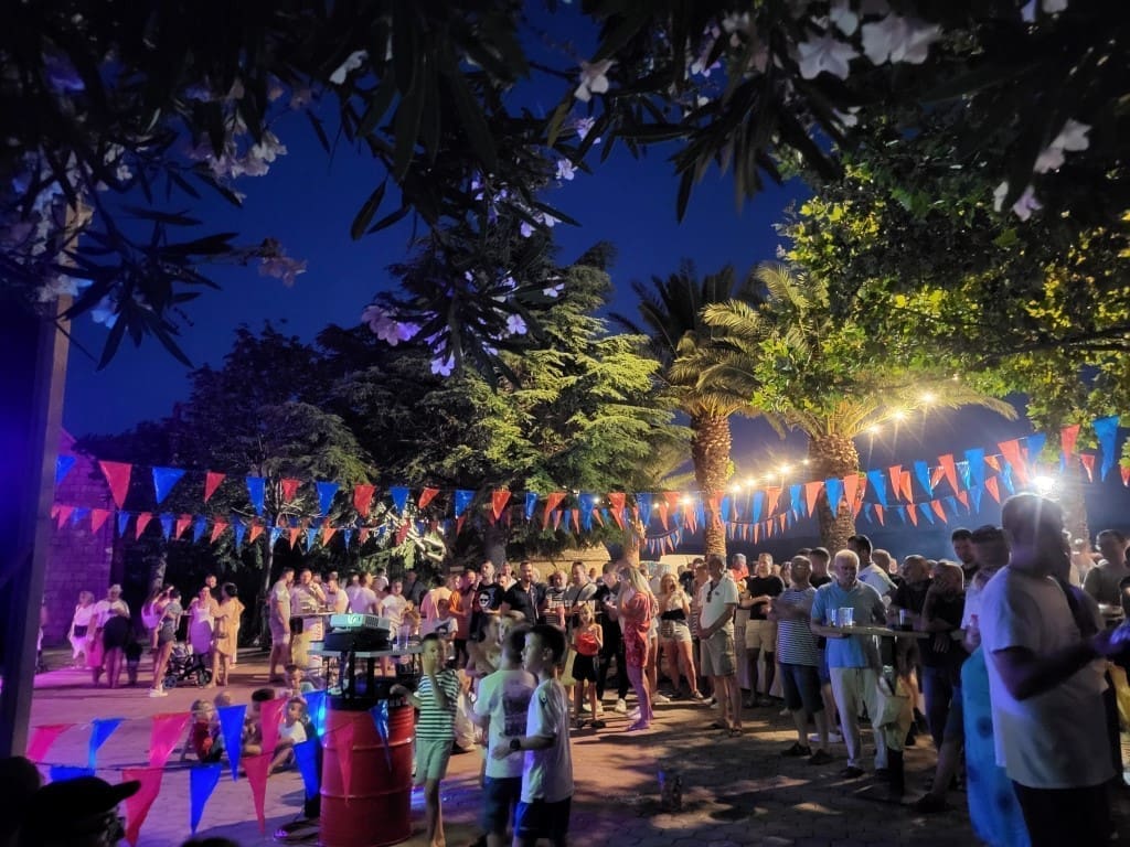 Brojni su sinoć guštali na Ribarskoj večeri u Dugom Ratu