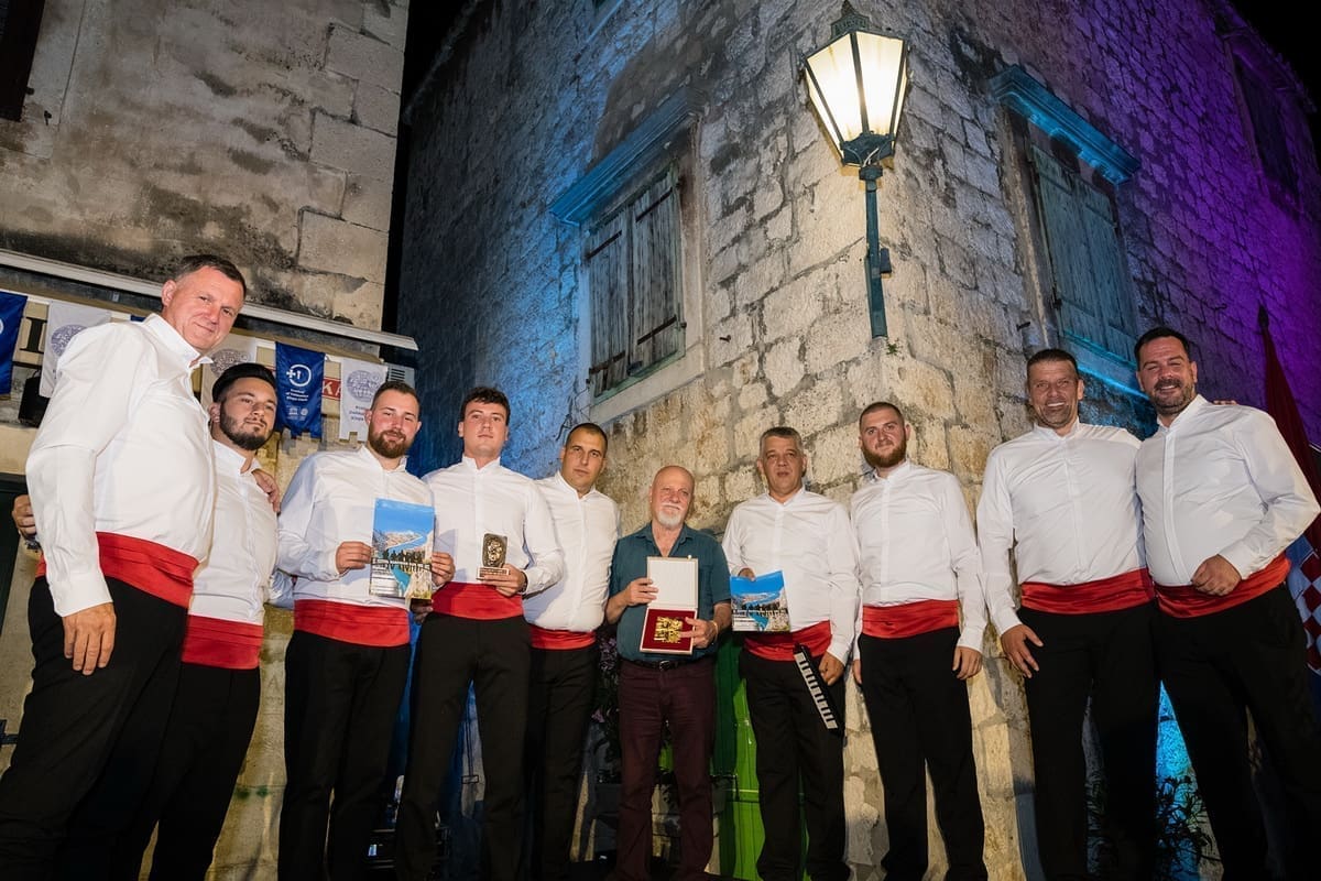 ODUŠEVIO ŽIRI Splićanin Pjero Mirić autor je stihova prvonagrađene skladbe: 'Kad sve te festivalske večeri prođu, ostaju pisme'