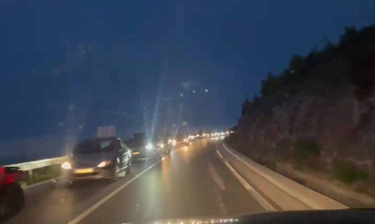 OGROMNA GUŽVA U SMJERU TROGIRA Nepregledna kolona na Čiovu, totalni je prometni kaos!