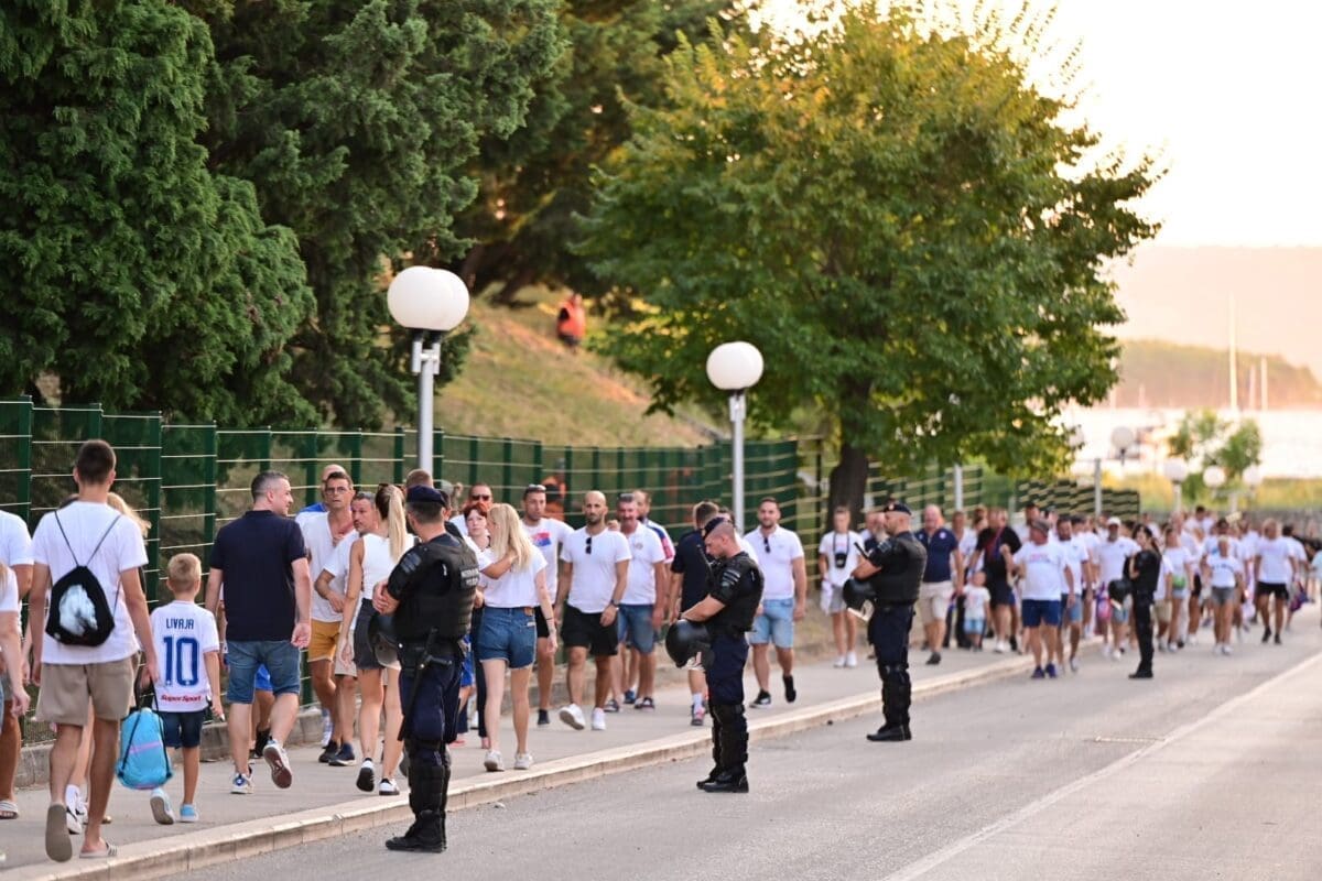 hajduk rijeka armada navijaci policija ilustracija roko 2 
