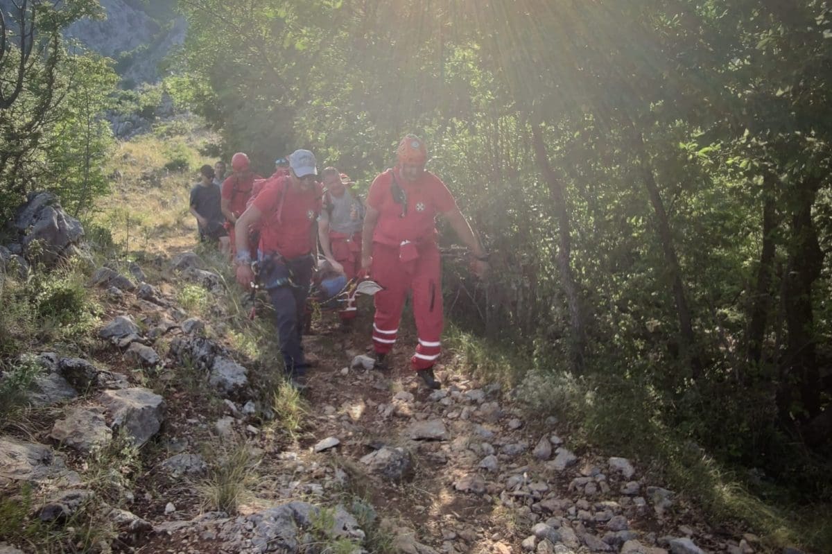 Pripadnici HGSS-a spasili turistkinju na stazi oko Lokvičića jezera: 'Utvrđene su manje ogrebotine i iscrpljenost'