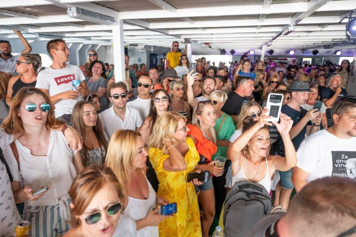 ZAVLADALA EUFORIJA Uzburkano more, pjesma i veselje uz Oliverove hitove od Splita do Vela Luke