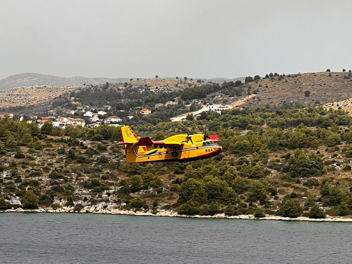 Dva kanadera gase požar na trogirskom području
