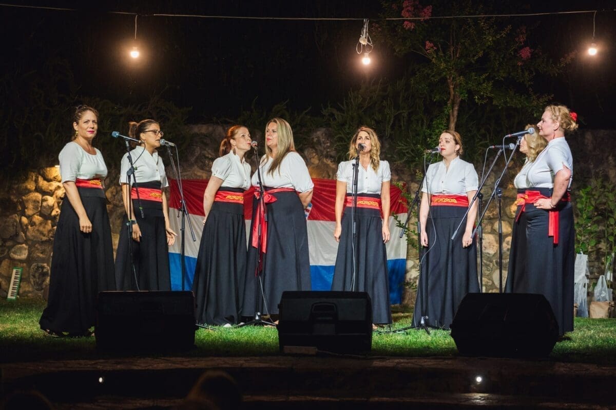 KLAPSKI SPEKTAKL UZ RIJEKU ŽRNOVNICU I POVIJESNU MLINICU Ovog petka 14. smotra klapa i koncert klape Neverin