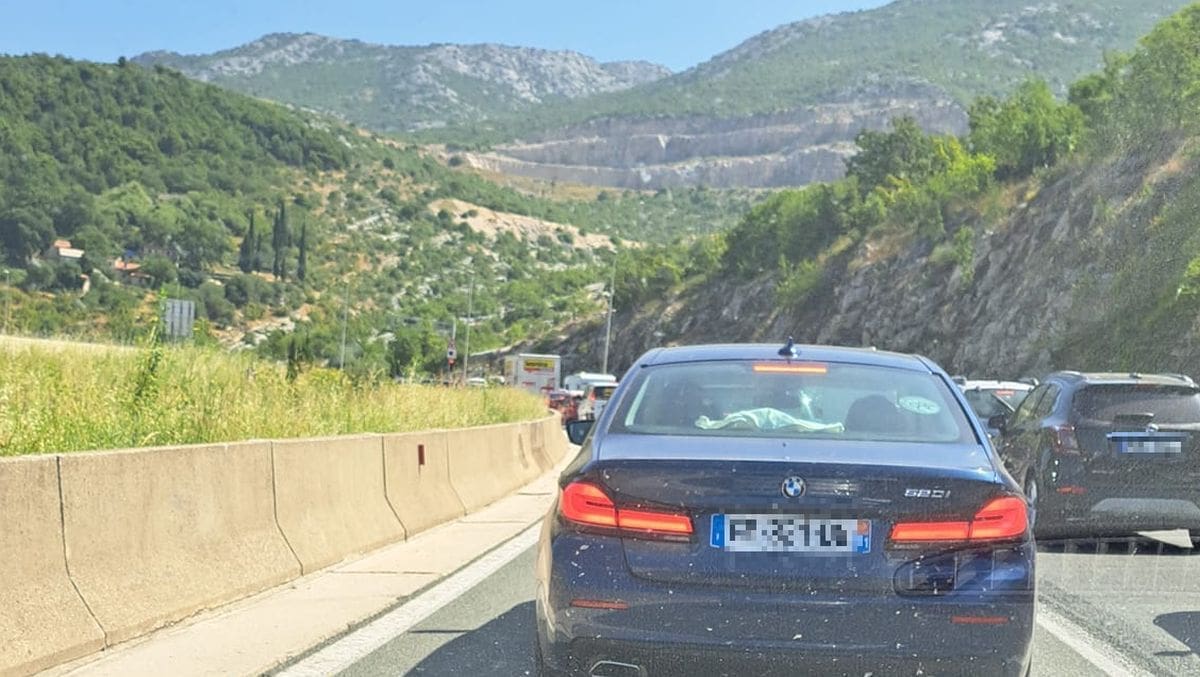 KVAR NA PROMETNOJ SIGNALIZACIJI PUT KLISA Pripremite se na kolone i usporen promet, djelatnici rade na otklanjanju kvaru