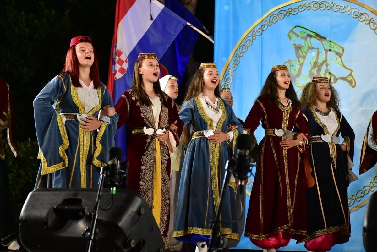 DOGAĐAJ JE SVE ODUŠEVIO Lučica u Dugom Ratu bila je centar plesa i veselja: Održana još jedan Međunarodni festival folklora "Kolajna od zlata"