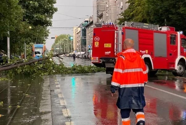 AKO STE SE UPUTILI NA UTAKMICU, OPREZ! Kaos u blizini stadiona, oluja zaustavila promet