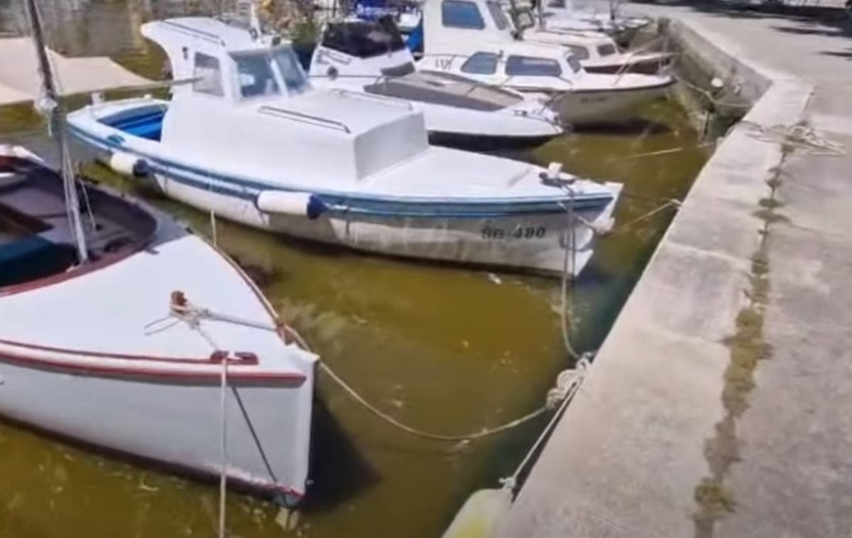 Uvala u naselju nedaleko od Šibenika potpuno promijenila boju: 'Ne osjeća se nikakav intenzivan miris..'