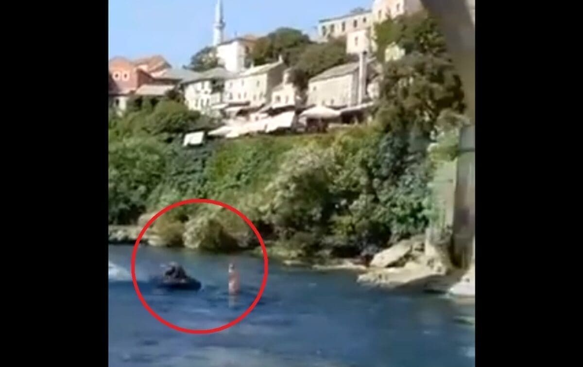 SEKUNDE DO NEVIĐENE TRAGEDIJE Skok s mostarskog mosta skoro je završio kobno. Sve je snimljeno, donosimo uznemirujući video