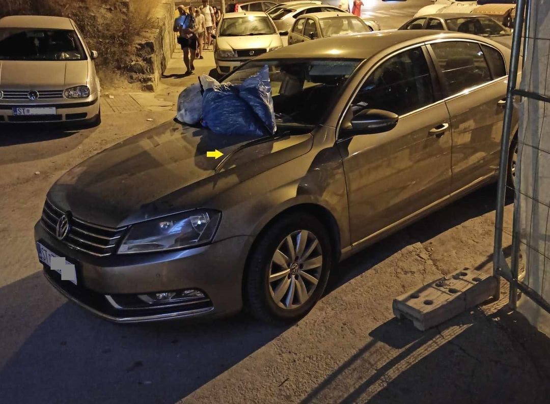 Passatom zagradio prolaz pješacima pa poslužio kao kontejner: 'Bezobzirnost vozača. Dobro je i prošao'