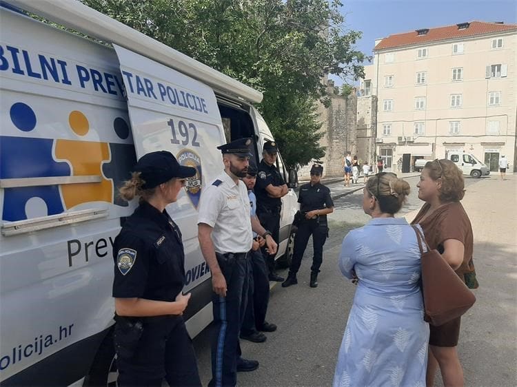 policija turisti ljeto 2 