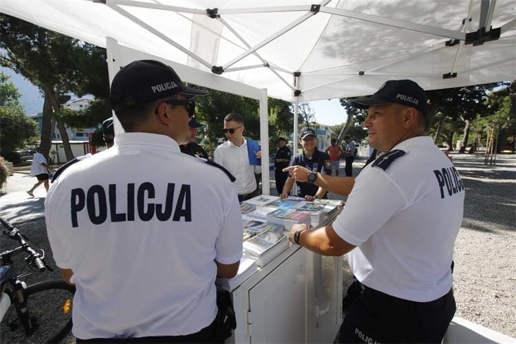 poljuski policajci  1 