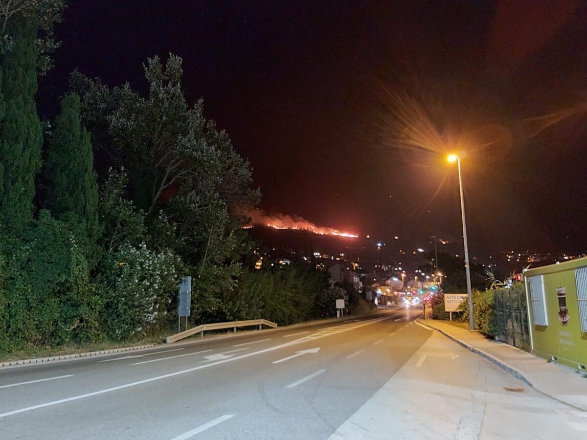 VATROGASCI SE BORE VELIKIM POŽAROM Zastrašujući prizor stiže s dubrovačkog područja