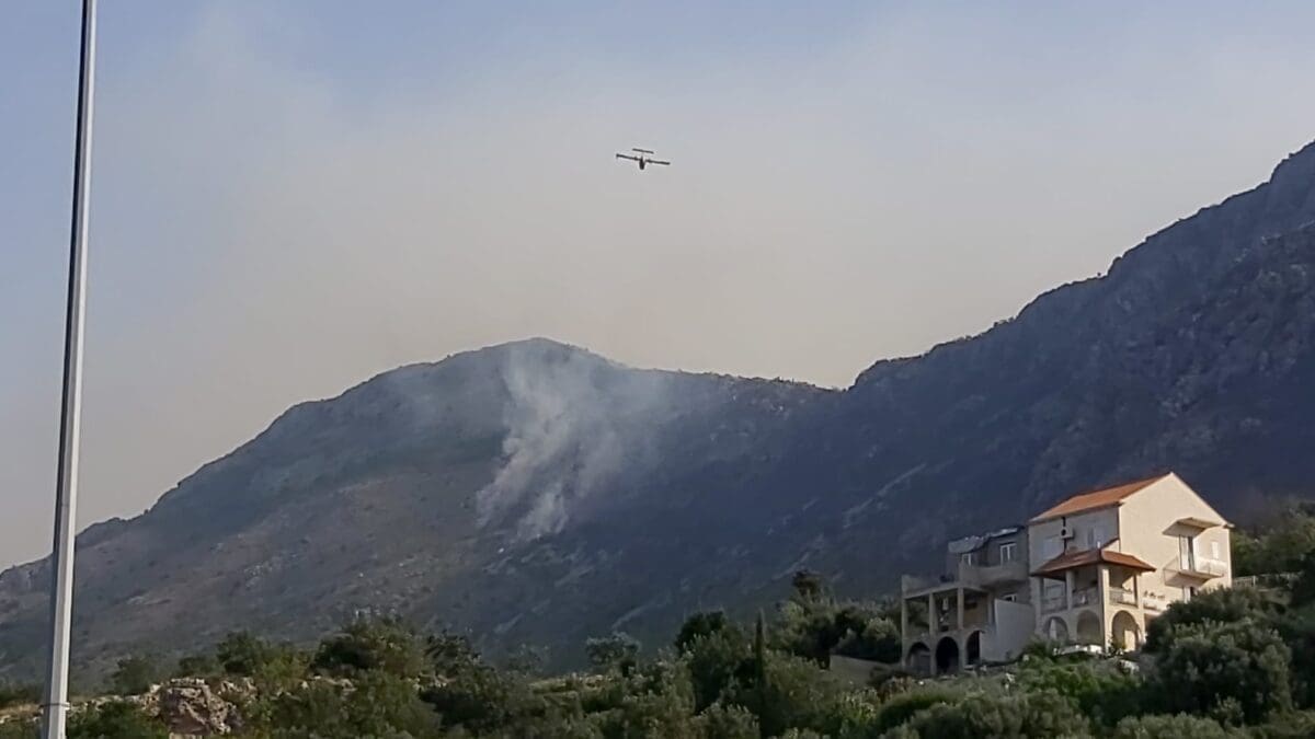 VELIKI POŽAR NA JUGU DALMACIJE Pogledajte kanadere u akciji, jako puno vatrogasaca je na terenu...