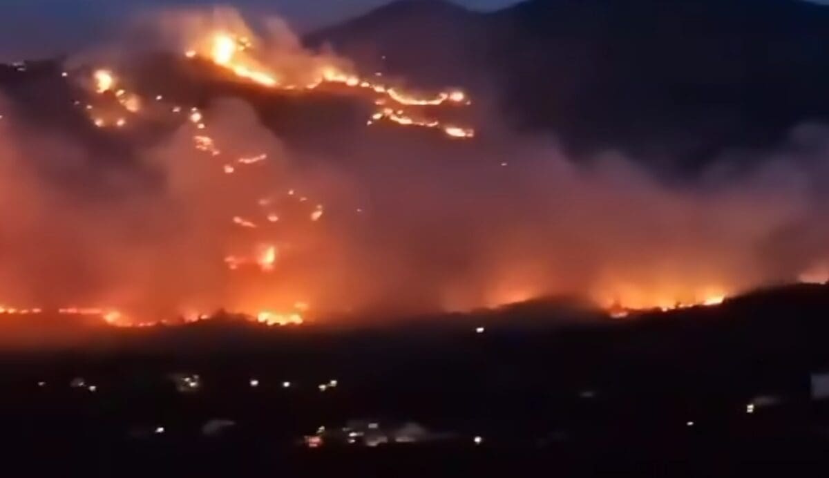 TEŠKA NOĆ, A UJUTRO STIŽU KANADERI Na terenu je 130 vatrogasaca: "Svi se nadaju da neće biti bure, u protivnom..."