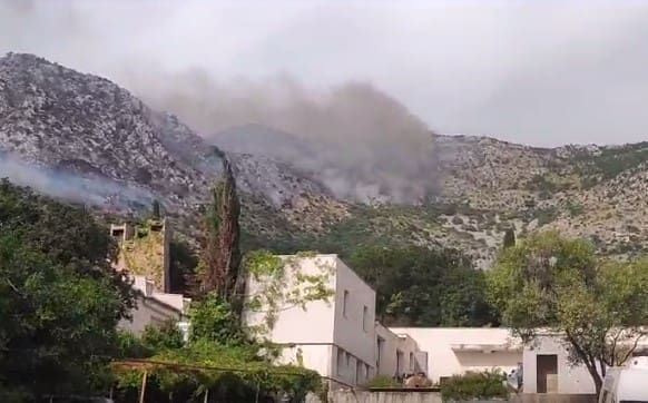 Pred vatrogascima kod Dubrovnika još je jedna neizvjesna noć: Vjetar im je najveći neprijatelj