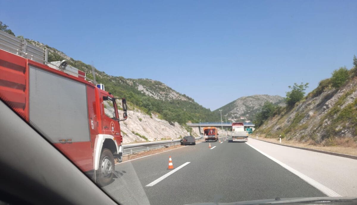 PROMETNA NESREĆA NA AUTOCESTI Hitne službe su na terenu