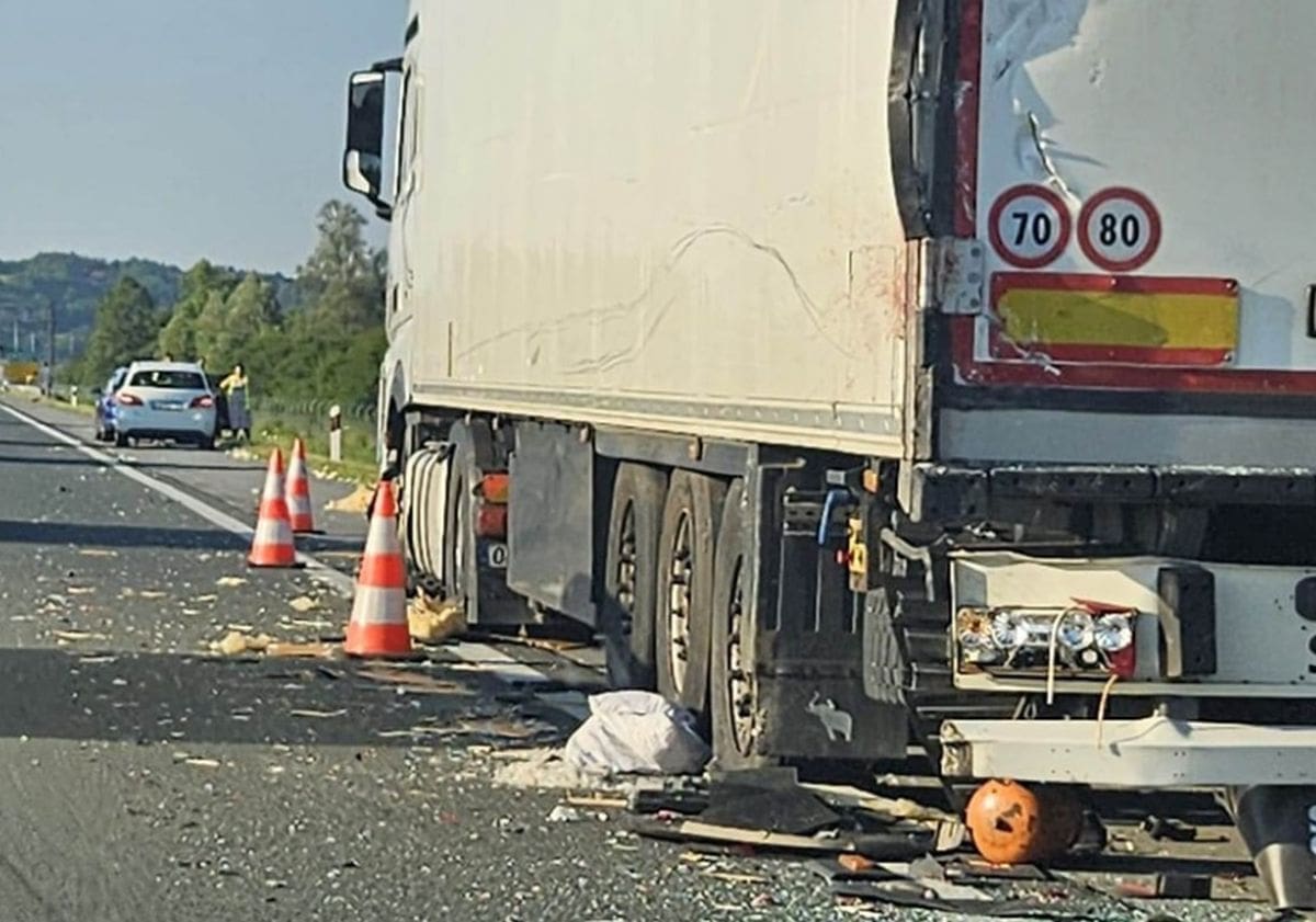 DETALJI TEŠKE NESREĆE NA AUTOCESTI Kombi udario u kamion u kvaru, poginulo dijete (11)