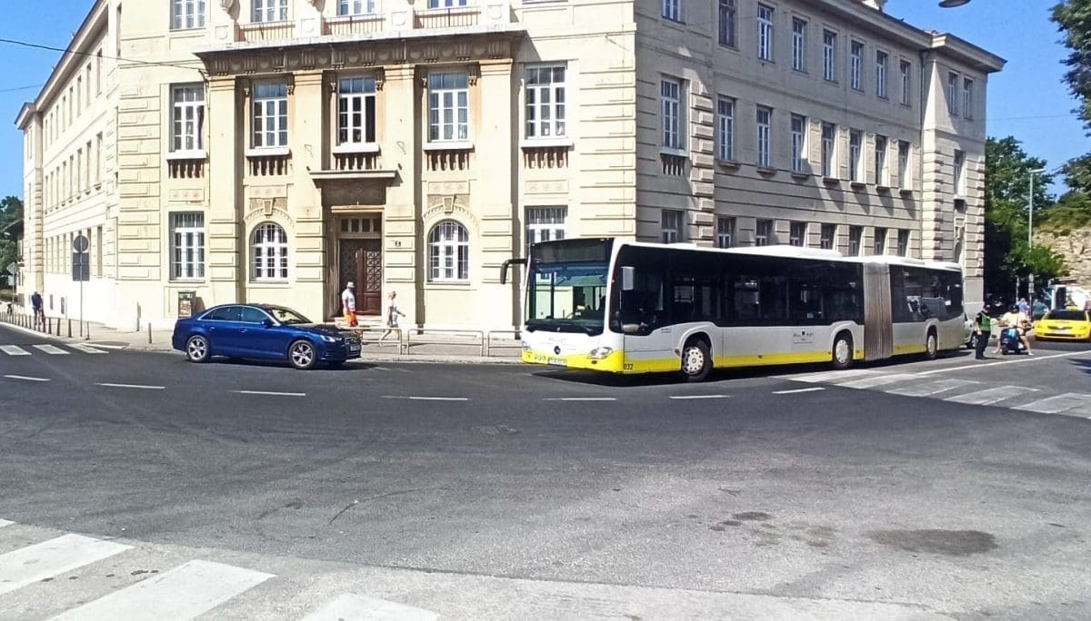 SUDAR AUTOBUSA I MOTORA, CENTAR GRADA U 'CRVENO' Zakrčene su sve trake prema i od Pazara