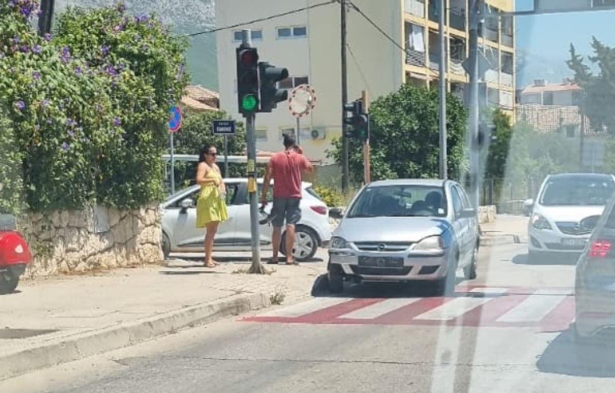 PROMETNA NESREĆA KRAJ OSNOVNE ŠKOLE U KAŠTEL SUĆURCU Sudarila su se dva osobna automobila