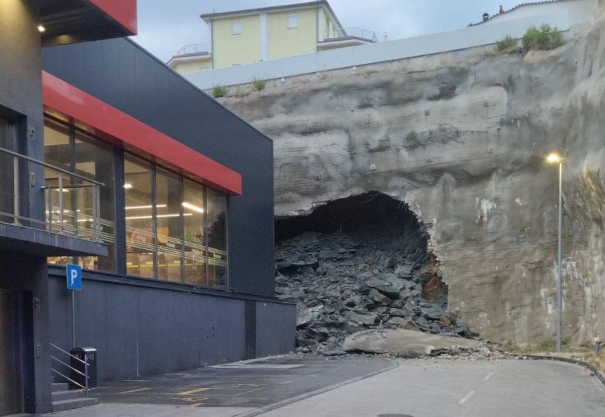 VATROGASCI IMALI VIŠE OD 4.000 INTERVENCIJA Na Rabu došlo do odrona zemlje, vatrogasci evakuirali stanare obližnje zgrade