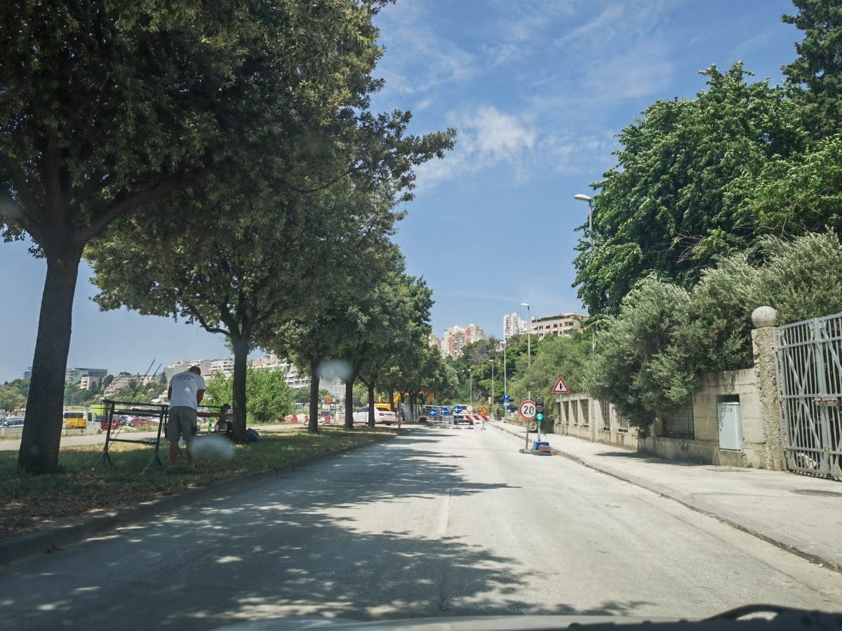 VOZAČI, OPREZ! Privremena regulacija prometa na području Žnjana: Imajte strpljenja i čuvajte limene ljubimce